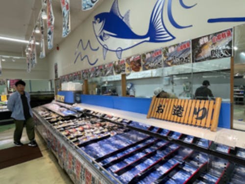 朝獲れした五島鮮魚の刺身がお昼までにこの棚一面を埋め尽くします