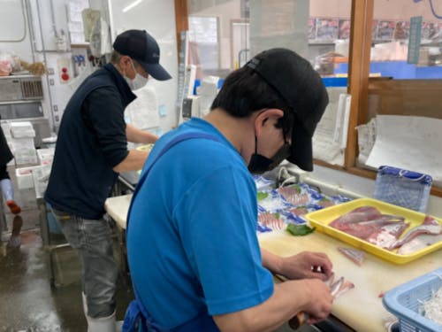 たくさんの刺身をスピーディーに提供できるのはスタッフのチーム力によるもの!