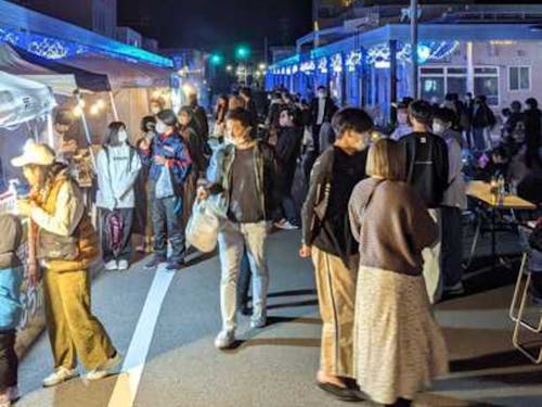 大人からこどもまで楽しめる夜のまちは、多くの人でにぎわいます。