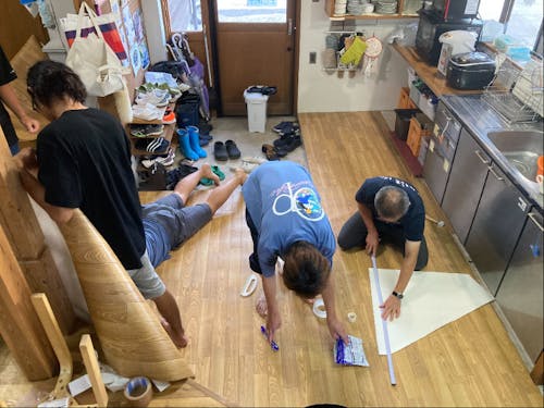 閉寮時のひとコマ。スタッフで力を合わせ、床の張り替えをしています。