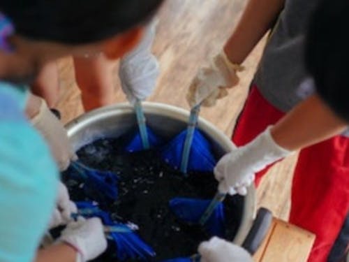 藍染体験の様子