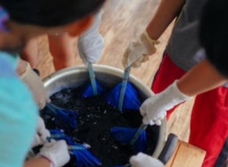 藍染体験の様子