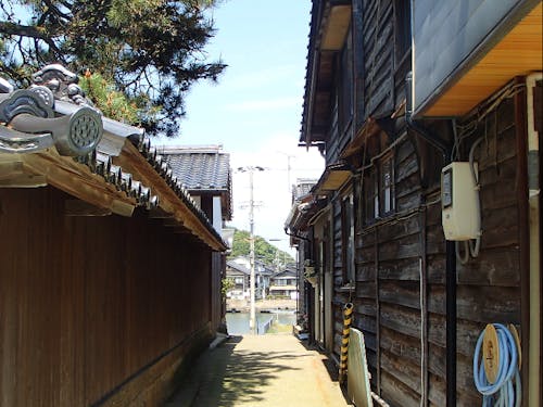 潮風から家を守る「焼き杉板」の町並み