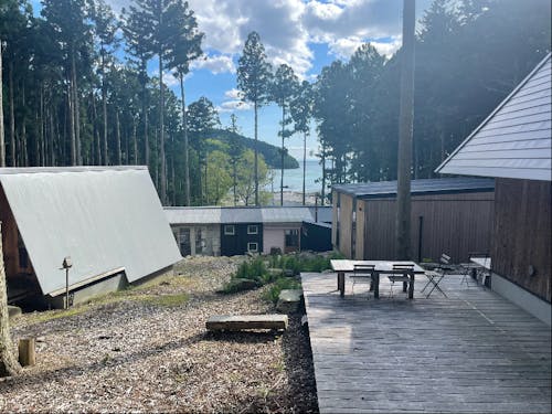 拠点施設・もものうらビレッジ(山側から)