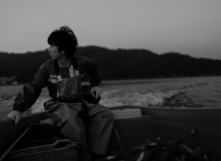 阿蘇海で活動する漁師、村上純矢氏。二日目は彼と共に船で海へ。