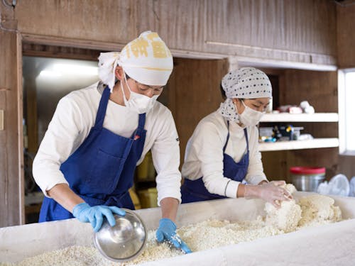 伝統を継承した味噌づくり職人による、地域の素材をふんだんに使った夕食も。