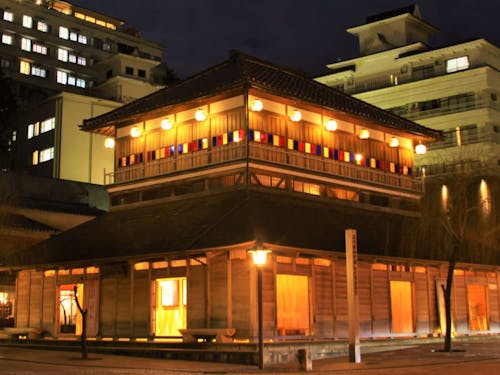 明治時代の共同浴場を再現した「古総湯」は山代温泉のシンボル。