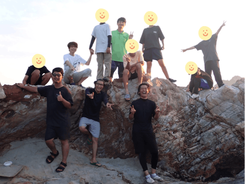 ハウスマスターと島留学生の集合写真