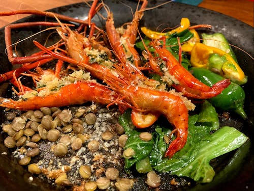 近くの川で採れた手長エビを使った料理