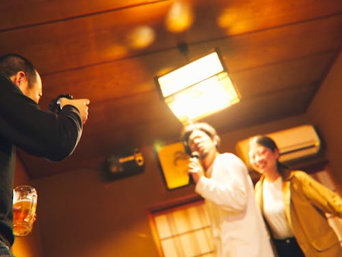 島のスナックで語らいましょう。