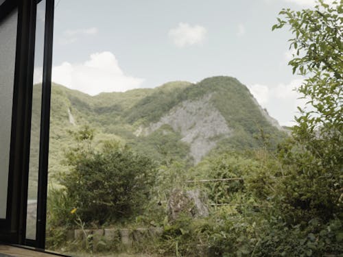 市街地近くですが物件は小高い場所にあり、縁側からの景色は良好。