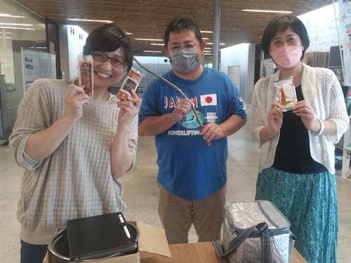 水津さん(左端)桜チップを使った燻製を作る事業者さんと