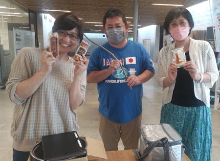 水津さん（左端）桜チップを使った燻製を作る事業者さんと