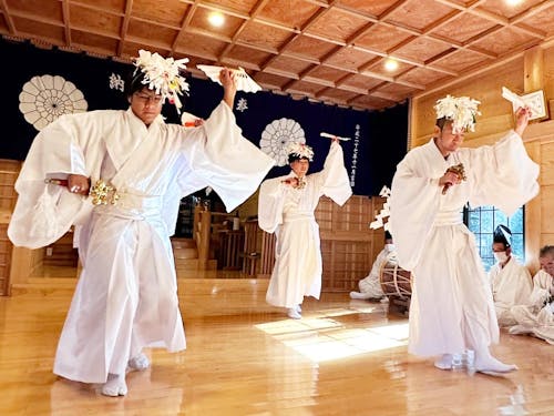 冬は神楽の季節!東米良地区には500年以上受け継がれる神楽があるのも大きな魅力の一つ。