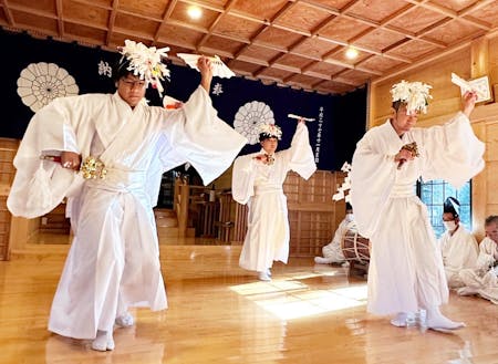 冬は神楽の季節！東米良地区には500年以上受け継がれる神楽があるのも大きな魅力の一つ。