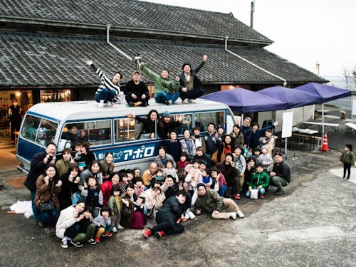 「ひとこともの公社」の拠点である「Sorrisoriso(ソリッソリッソ)」の前で