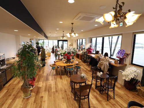 カフェスペース内観