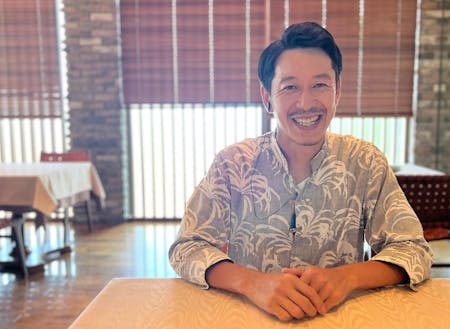 笑顔で屋久島の暮らしについて話す、シニアバトラー竹本さん