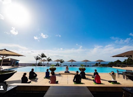 サンカラホテルで行われる、朝のヨガやメディテーションツアー