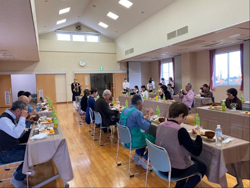 あいにくの雨により秋穂保健センター内で食事をしました。