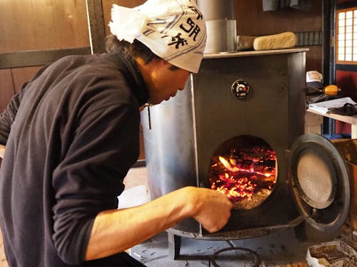 薪ストーブは、寒い冬でも部屋を柔らかく温めてくれます。