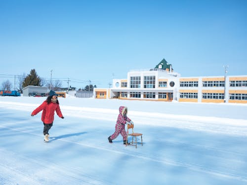 スケートを楽しむ子どもたち