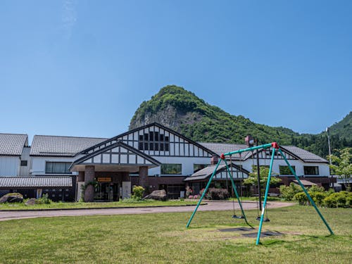 自然に囲まれた温泉で疲れを癒してください。