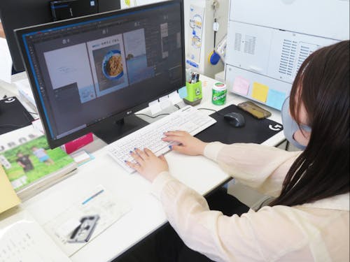 撮影した郷土料理の写真を使い、レシピ本作成に携わるデザイン活動