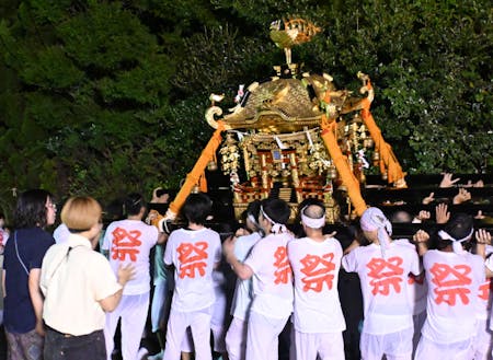 夏の例大祭では大きな掛け声と共にお神輿が担がれます。