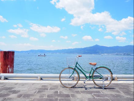 自転車と琵琶湖（写真提供：びわ湖ビジターズビューロー）
