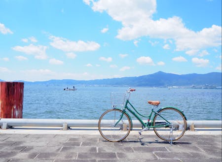 自転車と琵琶湖（写真提供：びわ湖ビジターズビューロー）