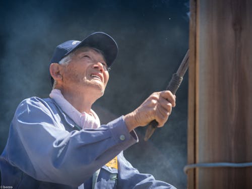 焼板づくりは熟練大工さんの指導の下で