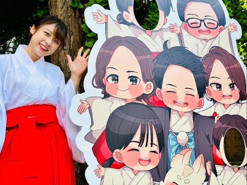 巫女さんとキャラクター顔出しパネル