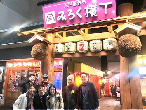 お酒が得意じゃなくても、お店の人とすぐ仲良くなれるアットホームな横丁文化を楽しめます