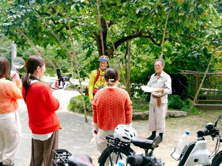 農家さんのところへ自転車で訪問。朗らかな雰囲気でツアーは進み、参加者の笑顔が溢れます。