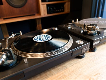 アンティークスピーカーでレコードを楽しむ