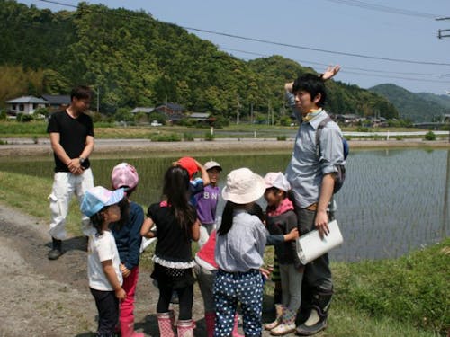 子どもたち向けの自然体験プログラムも開催中