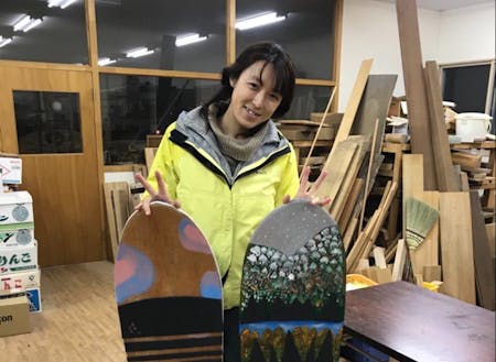 本間　莉恵：前職の教育関係のスキルを活かして、下川町の教育に携わるため新潟から移住。写真は町内の雪板仲間と、マイ雪板を製作した時の様子。