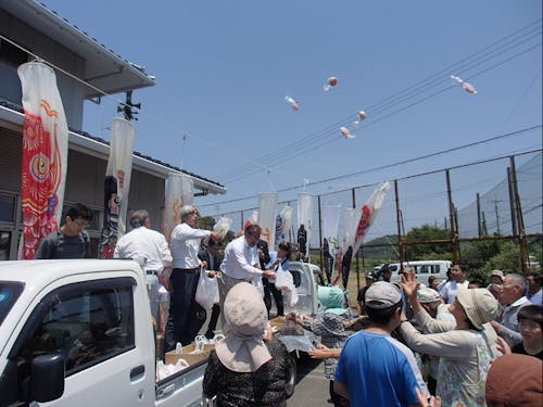イベント恒例のもちまき。みんなで「福」を拾います。