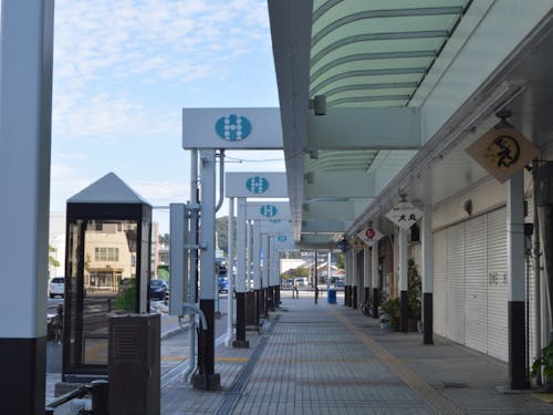 アーケードのデザインや昔ながらのフォントが残る看板など、ノスタルジックな雰囲気に惹かれた。