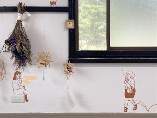 お世話になった焼き菓子屋さんの壁にも彼女の絵が。