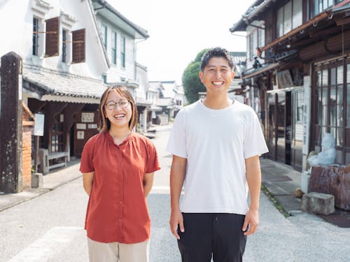 酒蔵通りを盛り上げるお二人、藤井さん(写真左)と田﨑さん(写真右、カフェオーナー)