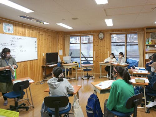 半円の教室体系で活発に意見を交わし合う