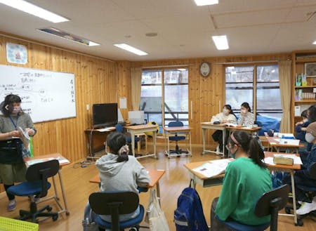 半円の教室体系で活発に意見を交わし合う