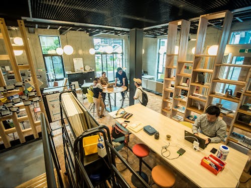 スナバのワークスペース。地方都市の行政施設らしからぬ雰囲気には多様な面々が集まります。