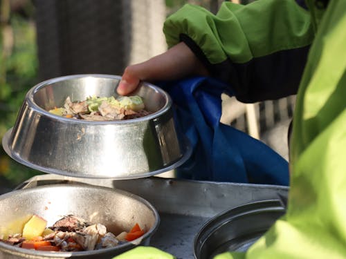 飼料は住民から提供された野菜や果物が使われることもあります