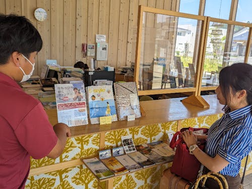 業務についての説明を受けるインターン生(右)