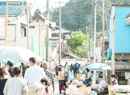 勝浦朝市で地元の海の幸・山の幸と巡り合い、地域とのつながりができます
