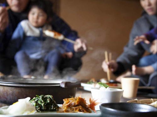 囲炉裏を囲んでおしゃべり