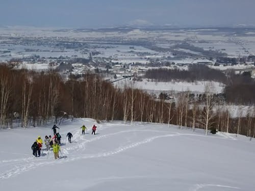スノシューで丘の上まで登りきるとそこには絶景が広がります!